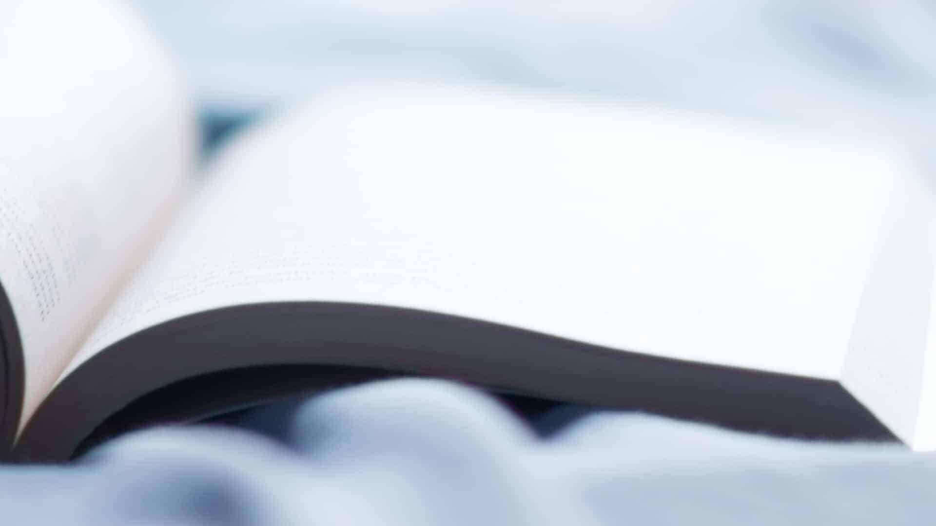 5 spørgsmål til din dagbog, der giver ro i sindet og bedre søvn